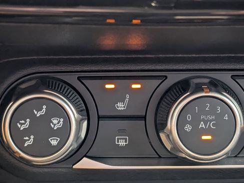 Used 2025 Nissan Kicks SV w/ SV Premium Package image 32