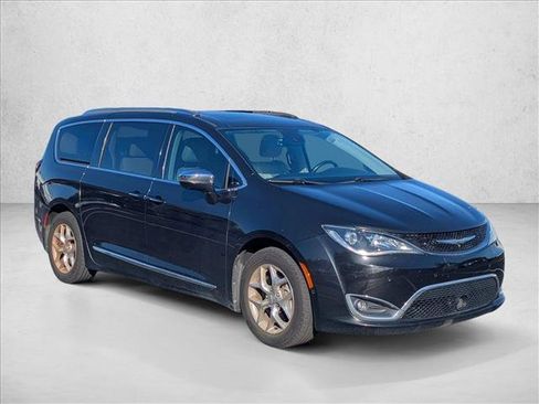 Used 2018 Chrysler Pacifica Limited w/ Advanced Safetytec Group image 3
