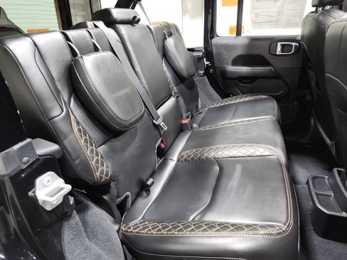 Used 2022 Jeep Wrangler Unlimited Sahara image 23