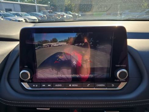 Used 2025 Nissan Rogue SV FWD image 28