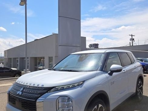 Used 2023 Mitsubishi Outlander image 1