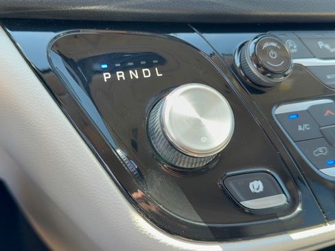 Used 2021 Chrysler Pacifica Touring-L FWD image 21