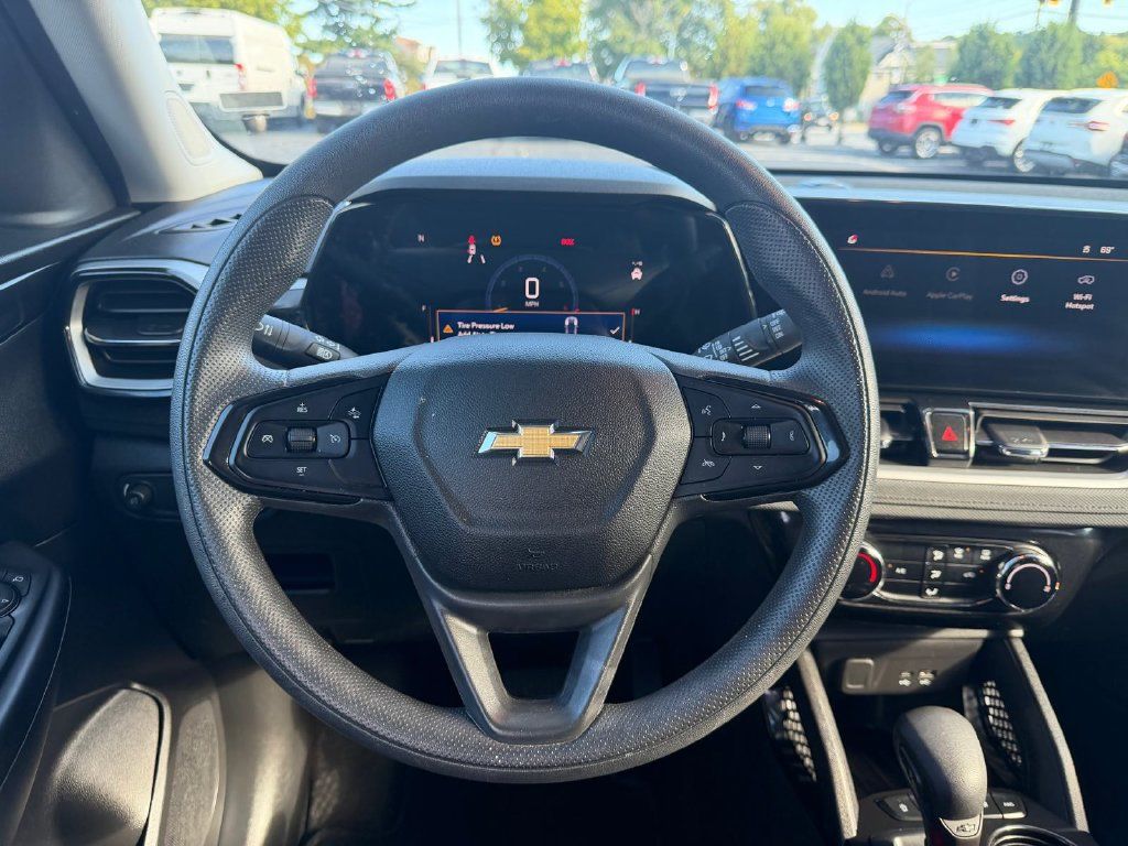 Used 2025 Chevrolet TrailBlazer LT AWD/4WD image 14