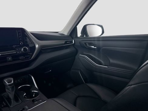 Used 2022 Toyota Highlander XLE image 15