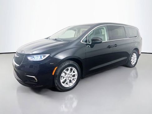 Used 2023 Chrysler Pacifica Touring-L FWD image 5