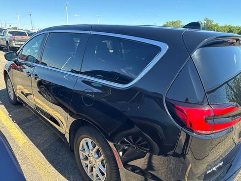 Used 2025 Chrysler Pacifica Select FWD image 21