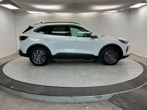 Used 2025 Ford Escape SE w/ PHEV Premium Package image 7