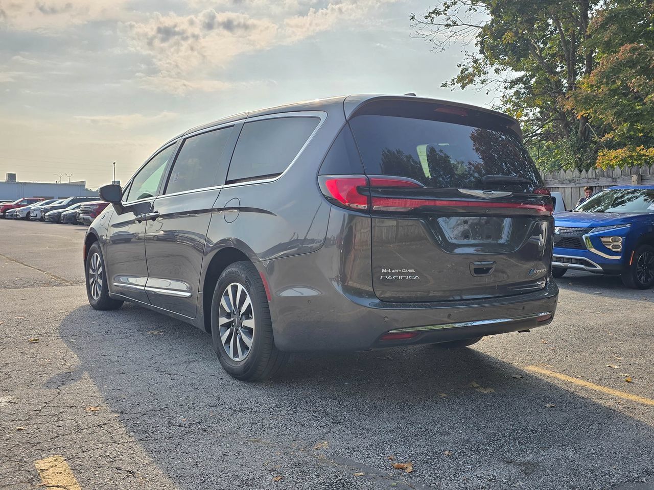 Used 2022 Chrysler Pacifica Limited w/ Uconnect Theater Family Group FWD image 4