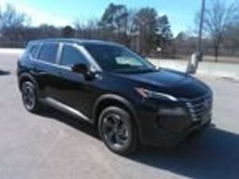 Used 2025 Nissan Rogue SV image 3