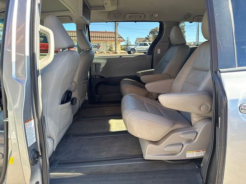 Used 2016 Toyota Sienna XLE Premium image 11