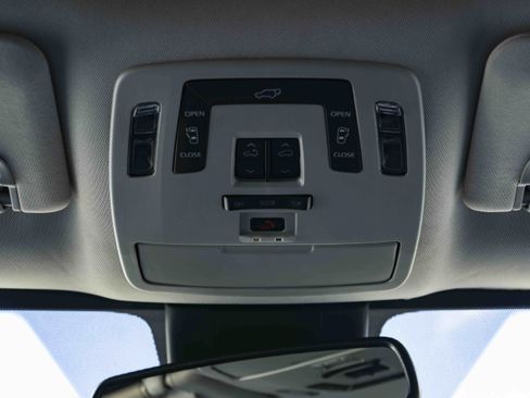Used 2025 Toyota Sienna XLE FWD image 38