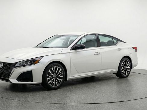 Used 2025 Nissan Altima 2.5 SV image 3