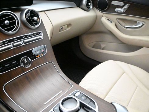 Used 2020 Mercedes-Benz C 300 4MATIC Sedan image 4