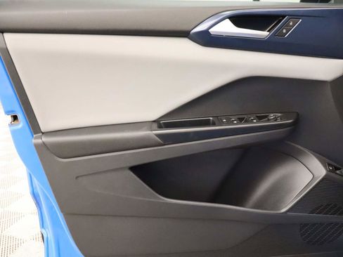 Certified 2023 Volkswagen Taos SE w/ Panoramic Sunroof Package image 18