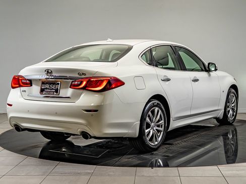 Used 2015 INFINITI Q70 3.7 w/ Deluxe Touring Package AWD/4WD image 10