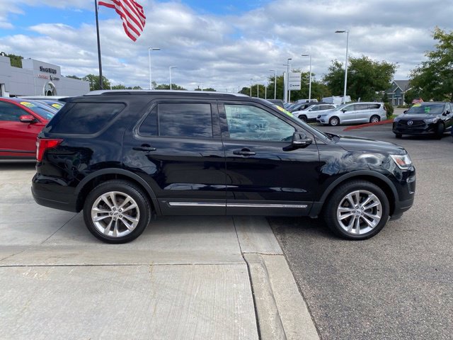 Used 2018 Ford Explorer XLT w/ Equipment Group 202A AWD/4WD image 2