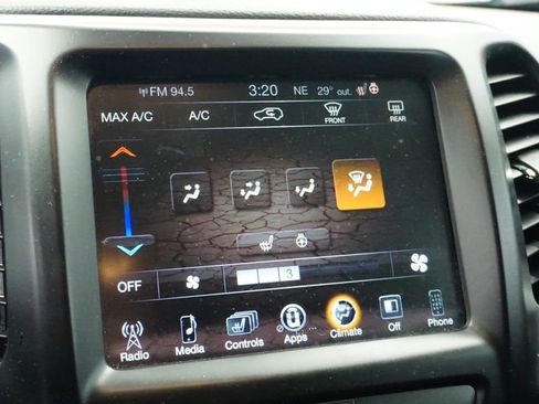 Used 2017 Jeep Cherokee Latitude w/ Cold Weather Group image 35