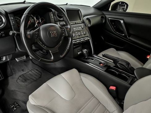 Used 2012 Nissan GT-R Premium image 19