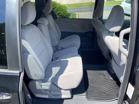 Used 2020 Toyota Sienna LE w/ LE Preferred Package FWD image 16