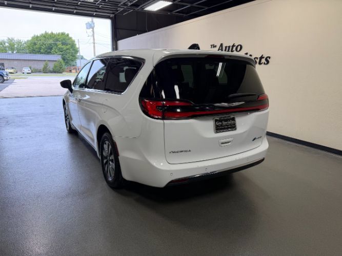 Used 2024 Chrysler Pacifica Limited FWD image 3