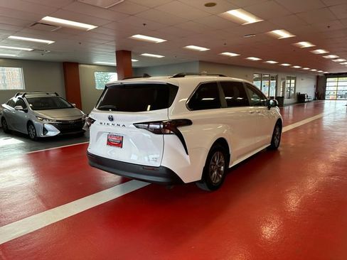 Certified 2023 Toyota Sienna LE AWD/4WD image 4