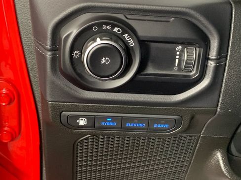 Used 2025 Jeep Wrangler Unlimited Sahara AWD/4WD image 16