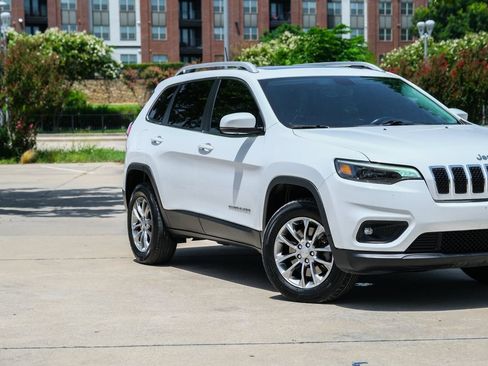Used 2019 Jeep Cherokee Latitude Plus w/ Comfort/Convenience Group AWD/4WD image 2