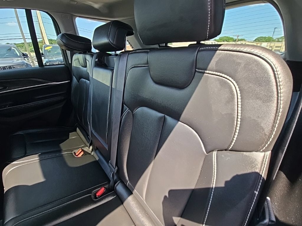 Used 2023 Jeep Grand Cherokee Limited AWD/4WD image 17