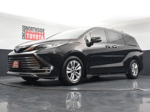 Used 2024 Toyota Sienna Limited AWD/4WD image 40