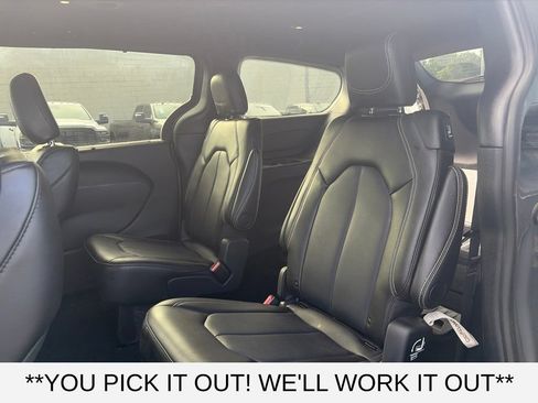 Used 2025 Chrysler Pacifica Select FWD image 9