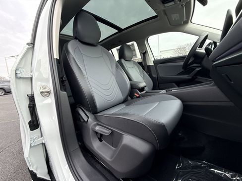 New 2026 Volkswagen Tiguan SE image 25