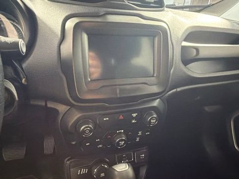 Used 2021 Jeep Renegade Latitude w/ Convenience Group AWD/4WD image 18