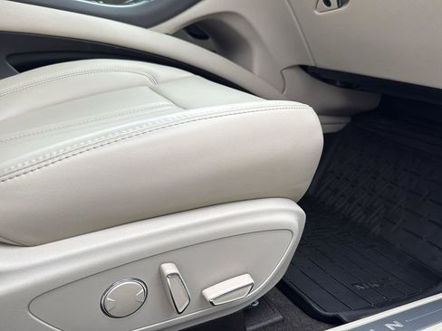 Used 2020 Lincoln MKZ w/ Convenience Package image 18