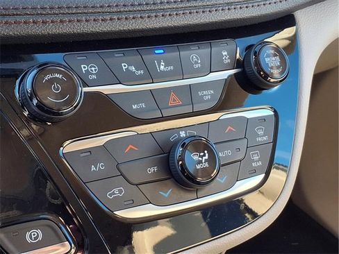 Used 2019 Chrysler Pacifica Limited w/ Advanced Safetytec Group image 9