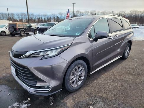 Used 2023 Toyota Sienna XLE image 3
