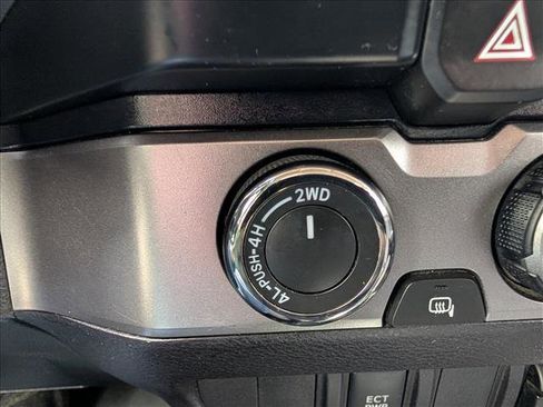 Used 2021 Toyota Tacoma SR5 AWD/4WD image 29