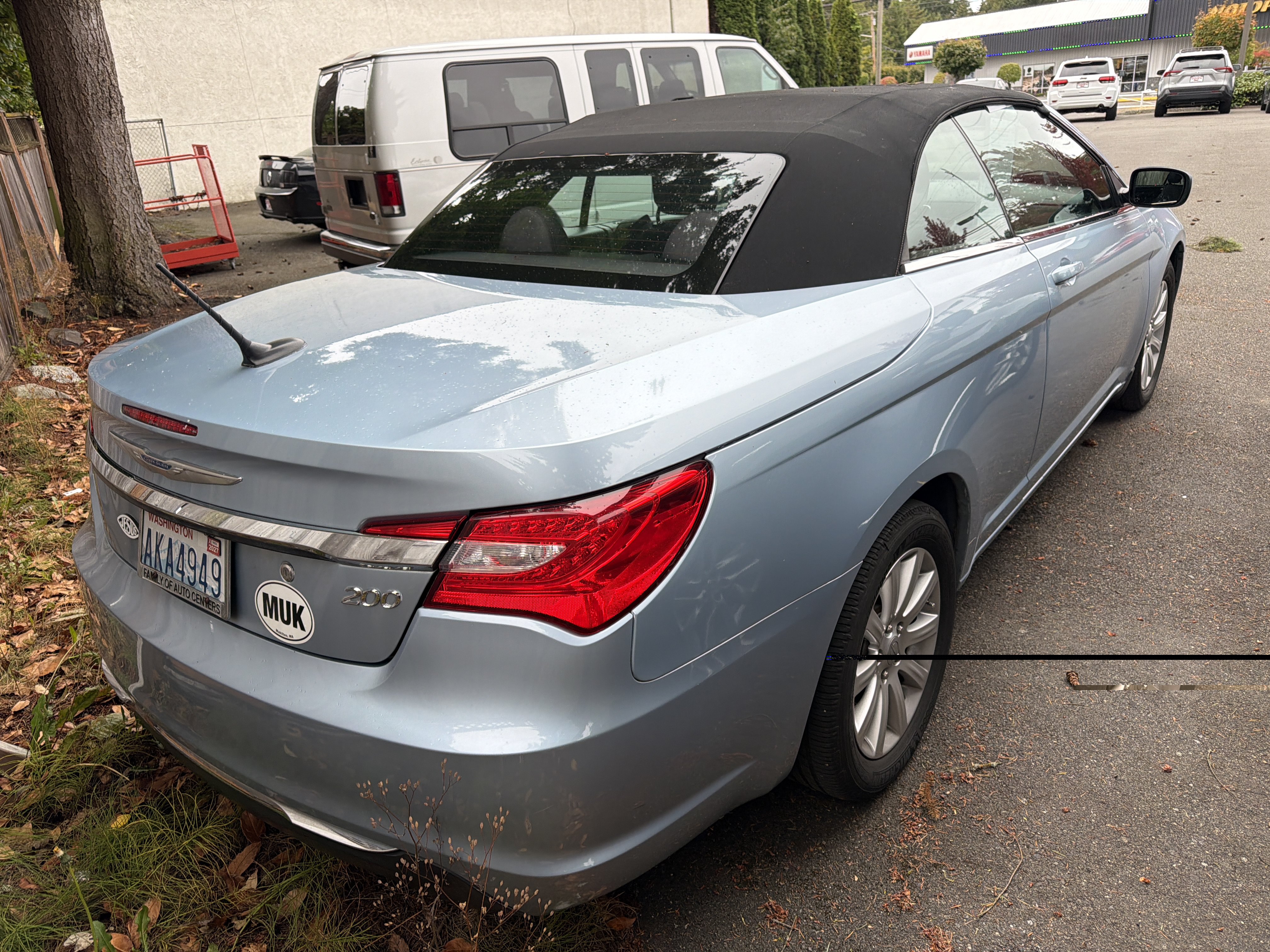 Used 2012 Chrysler 200 Touring FWD image 2