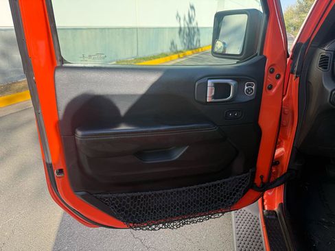 Used 2018 Jeep Wrangler Unlimited Sahara image 13