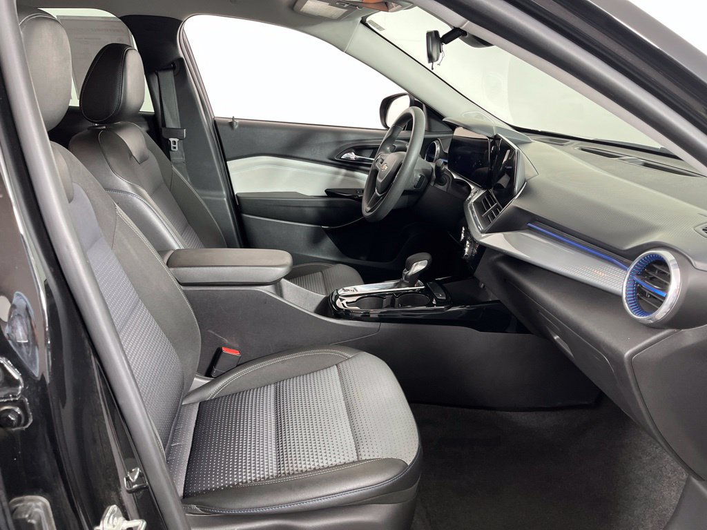 Used 2025 Chevrolet Trax LT FWD image 7
