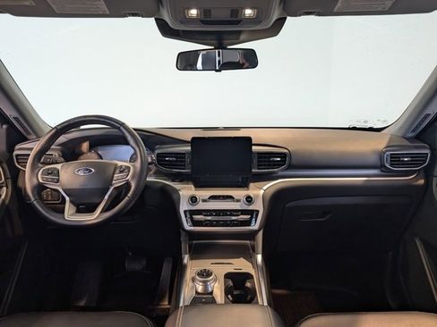 Used 2022 Ford Explorer XLT w/ Equipment Group 202A image 10