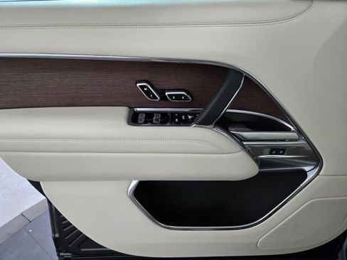 Used 2025 Land Rover Range Rover Long Wheelbase SE image 28