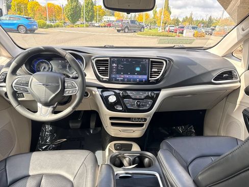 Used 2024 Chrysler Pacifica Touring-L FWD image 6