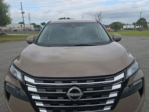 Used 2025 Nissan Rogue SV image 2