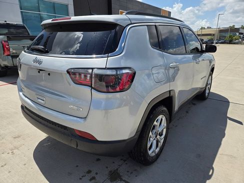 Used 2025 Jeep Compass Latitude AWD/4WD image 3