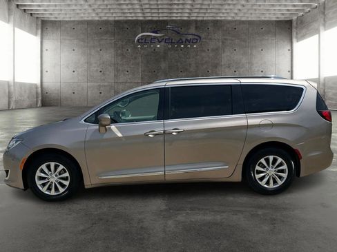 Used 2018 Chrysler Pacifica Touring-L FWD image 6