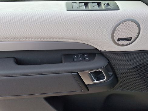 New 2026 Land Rover Discovery Limited Edition image 5