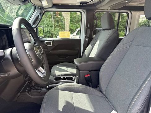 Used 2026 Jeep Wrangler Unlimited Sahara AWD/4WD image 36
