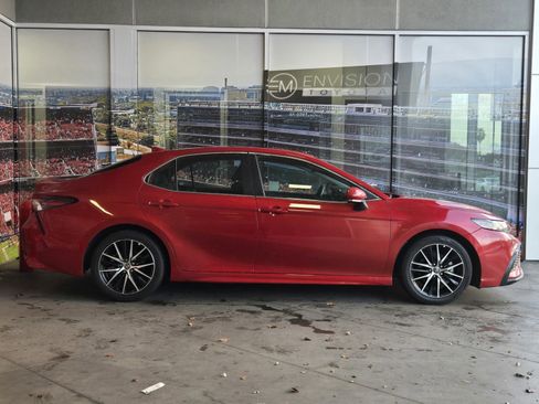 Used 2021 Toyota Camry SE w/ Convenience Package image 4