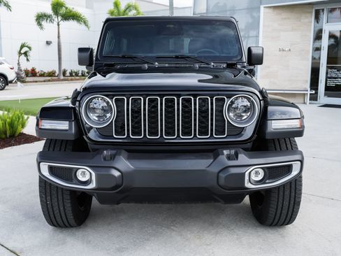 Used 2025 Jeep Wrangler Unlimited Sahara AWD/4WD image 4