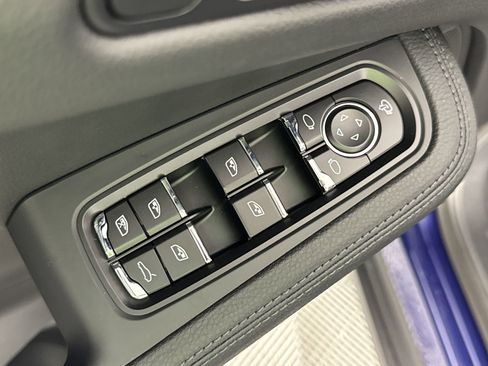 Certified 2025 Porsche Macan image 13